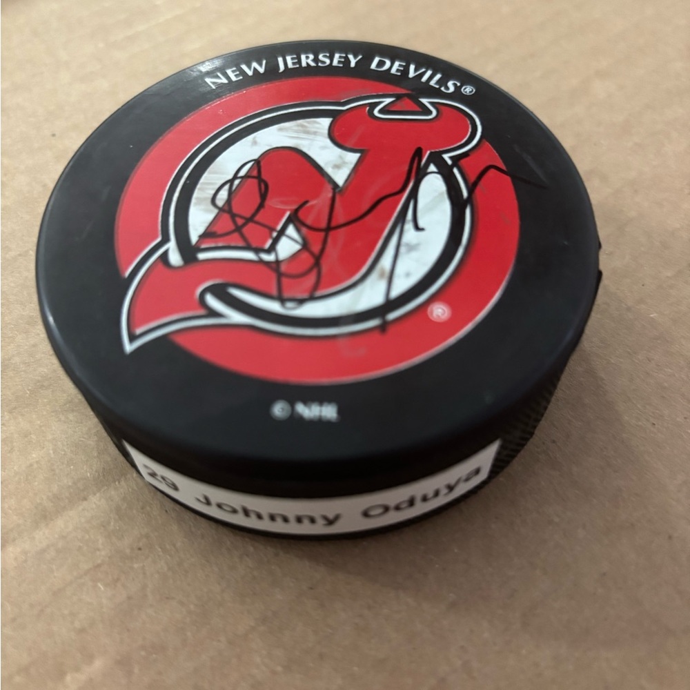 Johnny Oduya #29 NJ Devils NHL Autographed Puck‎